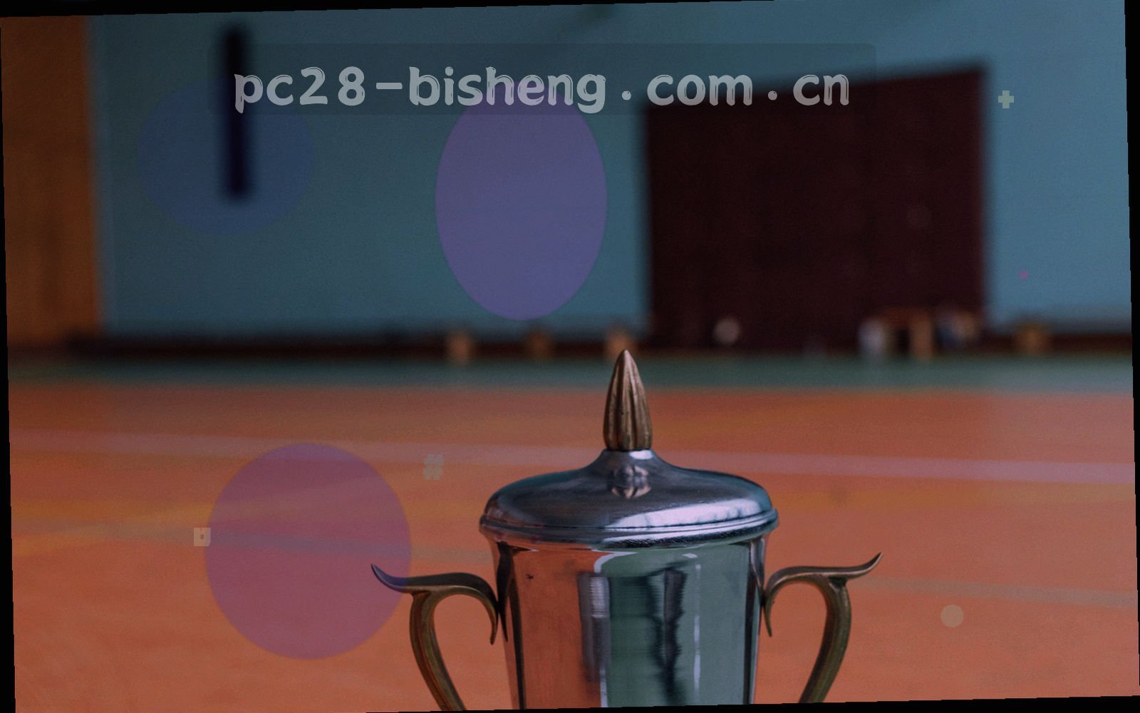 成品仓储区整齐排列的货架与已打包待发的整机，顶部为冷蓝色投光